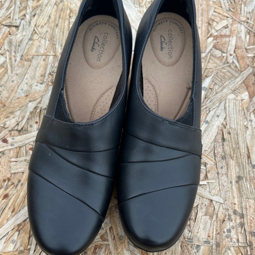 Clarks Women's Black slip on loafers with low heel size 9.5